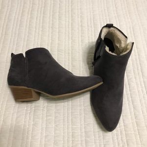 Old navy faux suede booties.  Fur lining.  Sz 7.5.
